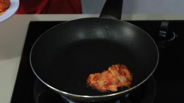 Izgarada marine edilmiş tavuk kızartma tavuğu ev yapımı yakın çekim.