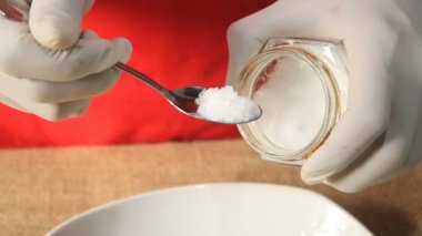 Yumurta ve Sarımsak Pişirme Bileşenlerine Yakın Çekim Tuz Ekleme