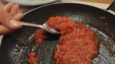 Spagettiye sos ekliyorum.