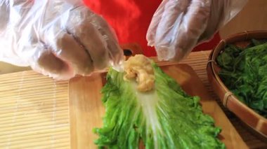 Bir insan hardal yeşillikleriyle kıyma yapar. sebzelerden işlenmiş gıdalar yapmak