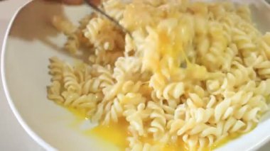 Makarna ve yumurta karıştır. Makarna ve yumurta karışımı bir kasede