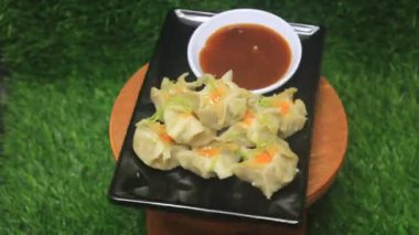 Dimsum tabakları yenmeye hazır. Soslu Dimsum yemeği.