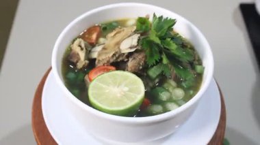 Bir kase et çorbası. Bir kase lezzetli öküz kuyruğu çorbası.