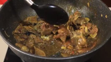 Birisi biftek kızartması pişiriyor. Biftek tarifleri