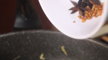 Birisi yemeğe baharat ekliyor. Kızarmış biftek.