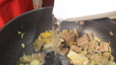 Tabağa yeterli su ekle. Kızarmış biftek.