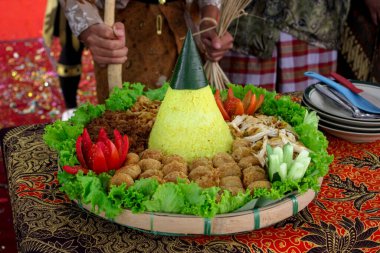 Geleneksel Endonezya Nasi Tumpeng Kutlama Şöleni. Kenar Tabaklı Otantik Cava Nasi Tumpeng