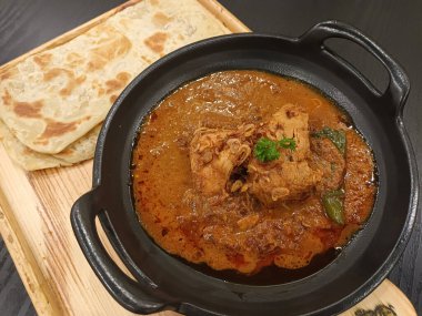 Roti Canai (Yassı Ekmek) ile özgün Köri Tavuğu