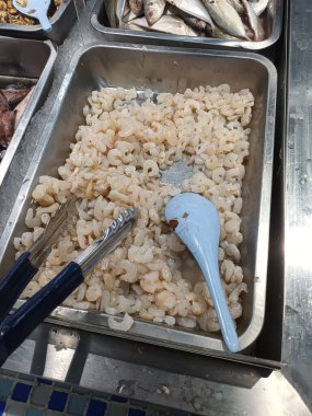 Deniz ürünleri pazarında taze soyulmuş karides.