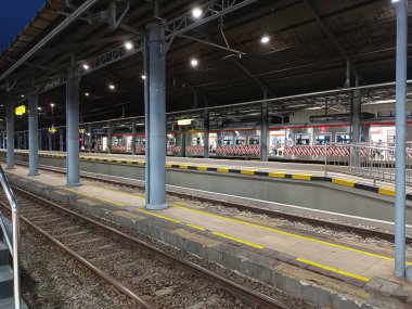 Endonezya 'daki Tren İstasyonu Platformu' nda Akşam Mesaisi