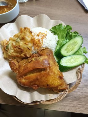 Pirinç ve sebzeli Endonezya Kızarmış Tavuğu (Ayam Goreng)