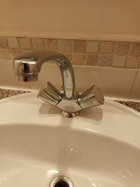 Döşeme Duvarlı Krom Banyo Musluğunun Yakın Çekimi