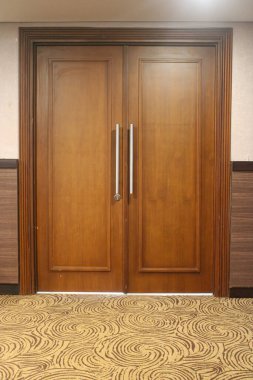 Odaya giriş kapısı. Toplantı salonuna giriş kapısı.