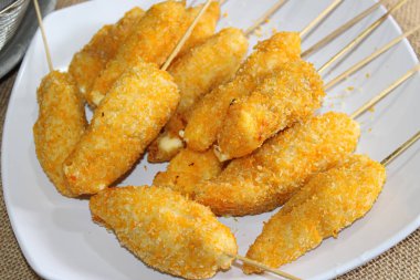 Şiş üstünde kızarmış nugget. Bir tabak satay nugget tabağı