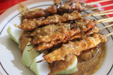 Lezzetli fıstık soslu Sate Lontong. tavuk satay yemeği.