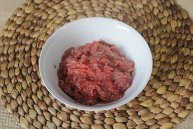 Bir kasede kıyma. Kıyma. Yemek malzemeleri için kıyma.