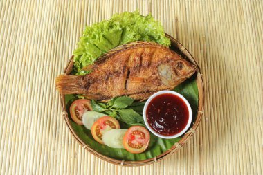 Tatlı ve ekşi soslu kızarmış balık yemeği.