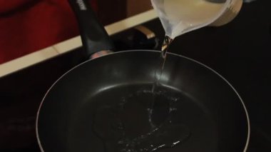 Tavaya su dök. Birisi su kaynatıyor.