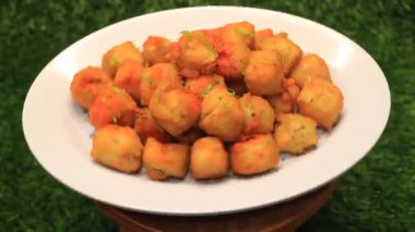 Çıtır un tofu yemeği. Bir tabak baharatlı çıtır tofu.