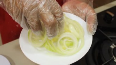 Soğanları un karışımı ile karıştır. Doğranmış soğanları un karışımına dök.