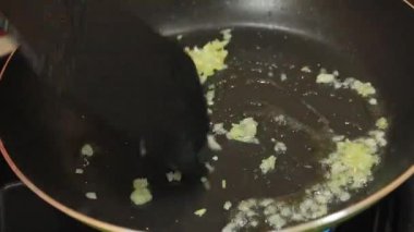 Biri doğranmış soğan kızartıyordu. Kızartma tavasında doğranmış soğan pişir.