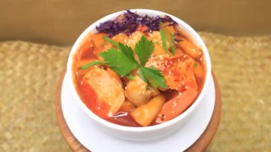 Lezzetli topokki tabakları. Lezzetli restoran yemekleri.