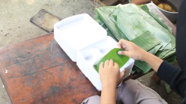 Birisi yemek için yere muz yaprağı paspası koymuş. Bana bir stereofoam muz yaprağı verin.