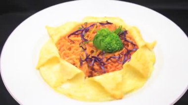 Omletli lezzetli erişte tabağı. Yumurtalı şehriye tabağı.