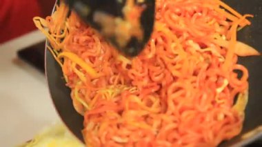 Pişmiş baharatlı erişte. Baharatlı erişteli lezzetli yumurta yemeği.