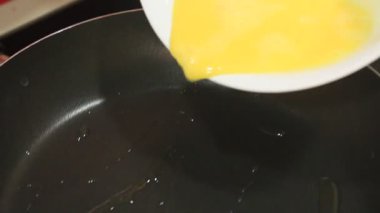 Kızartma tavasında yumurta pişiren biri. Çırpılmış yumurta pişir