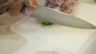 Biri kireç yapraklarını doğramış. Limon yaprakları ince ince doğranır.