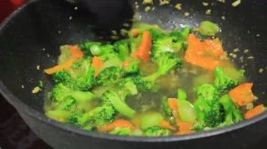 Kızartma tavasında sebze pişirmek. çeşitli pişirilmiş sebze malzemeleri