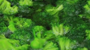 Brokoli tavada kaynatılmış. Pişene kadar brokoli kaynatın.