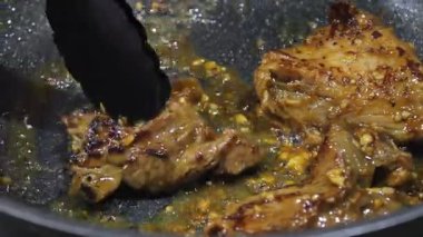 Soya soslu et pişirmek. Birisi kızartma tavasında et pişiriyor.