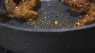 Et ve barbekü sosunu karıştır, birisi et pişiriyor.