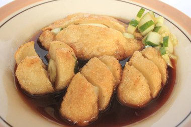 Tatlı ve Ekşi Cuako soslu Endonezya Pempek Palembang (Balık Keki)