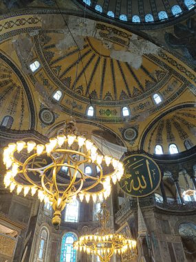 Ayasofya 'nın Büyük İçi Karmaşık Kubbe ve Avize ile