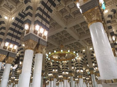 Süslü kemerler ve avizeyle Peygamberin Büyük Camii 'nin (Mescidi Nabawi) İçi