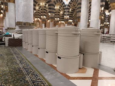 Zamzam Su Tesisatçıları ve Süslü Sütunlar Peygamber 'in Camii, Medine