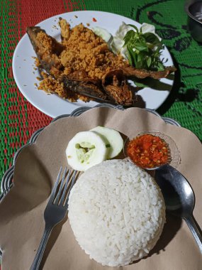 Pirinç, Sambal ve sebzeli Endonezya Çıtır Kızarmış Yayın Balığı (Pecel Lele)