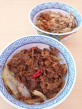 İki kase Japon Gyudonu ve Yakiniku Biftek Kasesi Tahta Masada
