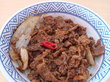 Dilimlenmiş soğan ve biberli Japon Kara Biber Bifteği Kasesi