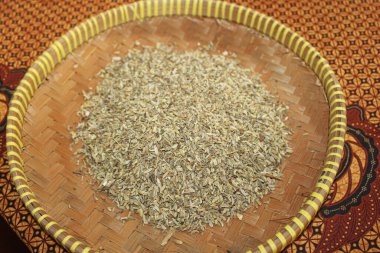 Batik Kumaş Arka plan Organik Mutfak Bitkileriyle Geleneksel Bambu Tepsisinde Rezene Tohumları