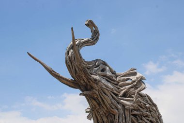 Mavi Gök 'e Karşı Sürüklenen Dalgadan Yapılan Fil Heykeli