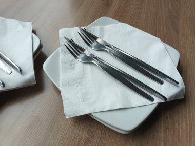 Peçete ve Beyaz Tabaklardaki Çatallarla Temiz Masa Ayarları