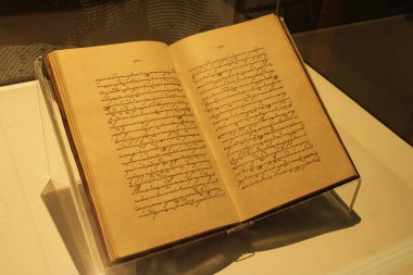 Müze Cam Kutusunda Görünürde Eski El Yazmaları