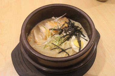 Otantik Japon Ramen 'i, Tavuk, Yumurta ve Yosun ile Taş Kasede
