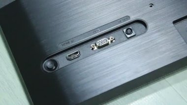 Monitörün arka bağlantı noktası bulanıklıktan yoğunlaşmaya başlıyor. port izleyici