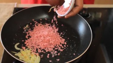 Bir kızartma kıymalı et. kıyma pişirmek