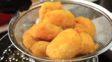 Kızarmış nugget. Birisi külçeleri pişirmeyi bitirmiş.